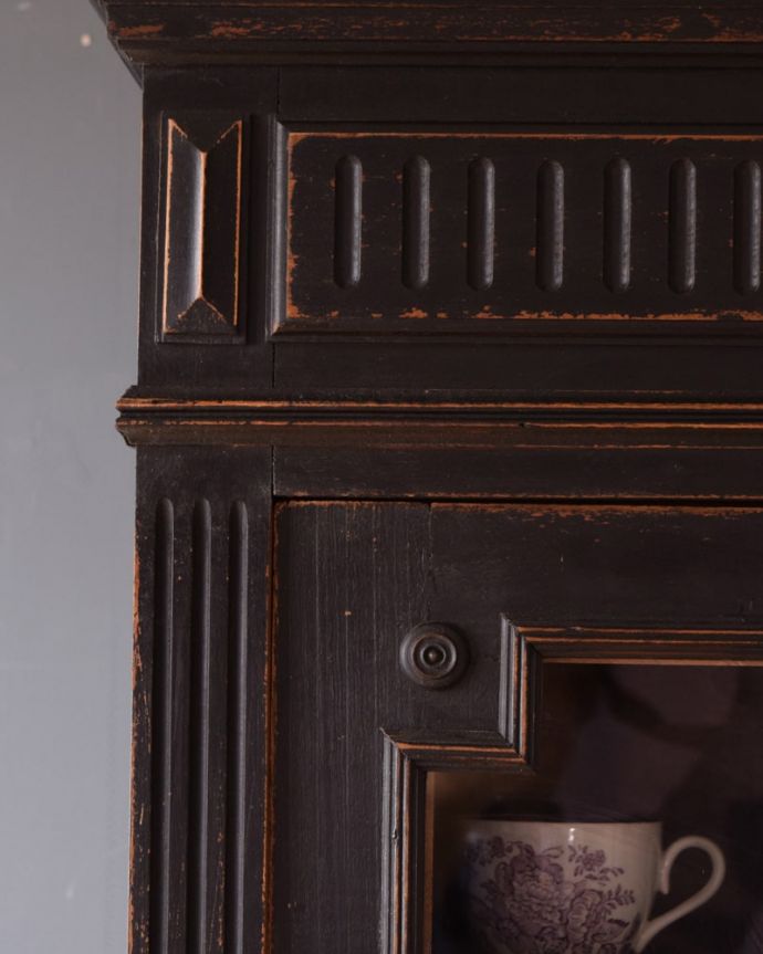 アンティークのキャビネット　アンティーク家具　フランスのアンティーク家具、ペイント仕上げのお洒落なガラスキャビネット。フランスらしい彫いろんな部分にフランスらしい美しい彫が入っています。(x-1336-f)