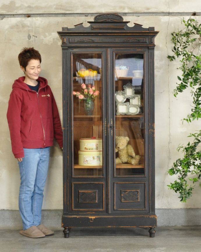 アンティークのキャビネット アンティーク家具 ガラスキャビネット。フレンチ気分たっぷりの憧れキャビネットフランスらしいペイントのガラスキャビネット。(x-1337-f)