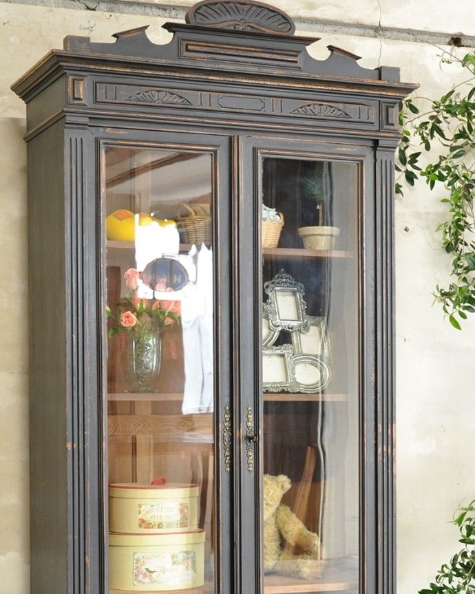 アンティークのキャビネット アンティーク家具 ガラスキャビネット。ガラス越しに中をのぞいてみると・・・昔、作られたアンティークのガラスは今のものと違ってゆらめきがあります。(x-1337-f)