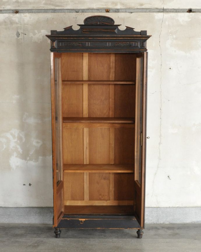 アンティークのキャビネット アンティーク家具 ガラスキャビネット。扉を開けると、中はこんな感じです木の棚板は、もともとブックケースとして使われていた証。(x-1337-f)