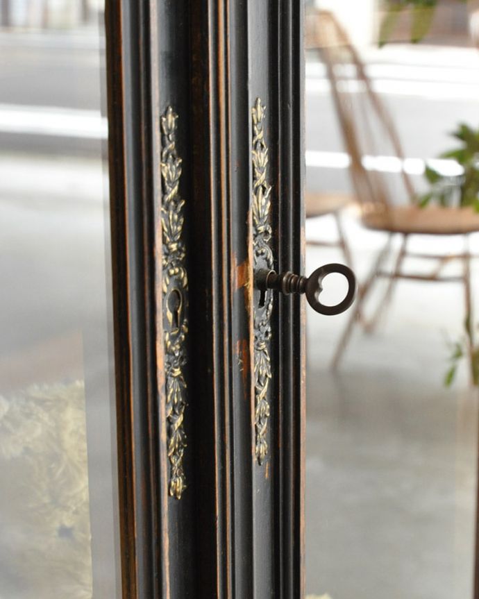 アンティークのキャビネット アンティーク家具 ガラスキャビネット。鍵を使って開けて下さいおとぎ話から出てきたような可愛いアンティークの鍵で開け閉め出来ます。(x-1337-f)