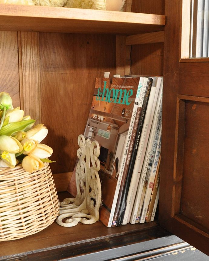 アンティークのキャビネット アンティーク家具 ガラスキャビネット。A4サイズも収納出来ますたっぷり入るサイズなので、A4サイズの雑誌も立てたまま収納できます。(x-1337-f)