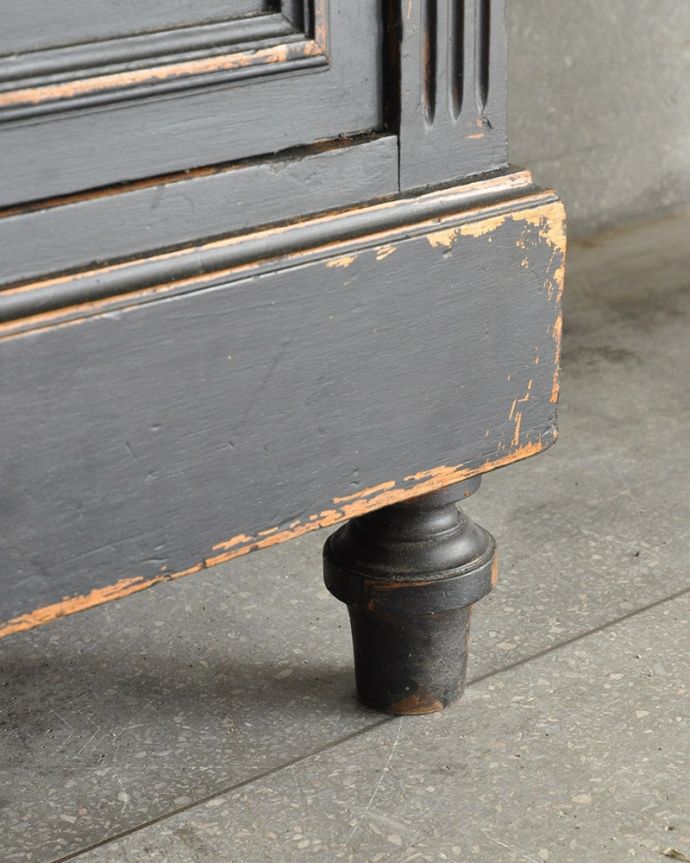 アンティークのキャビネット アンティーク家具 ガラスキャビネット。女性1人でラクラク運べちゃう仕掛けHandleのアンティークは、脚の裏にフェルトキーパーをお付けしています。(x-1337-f)