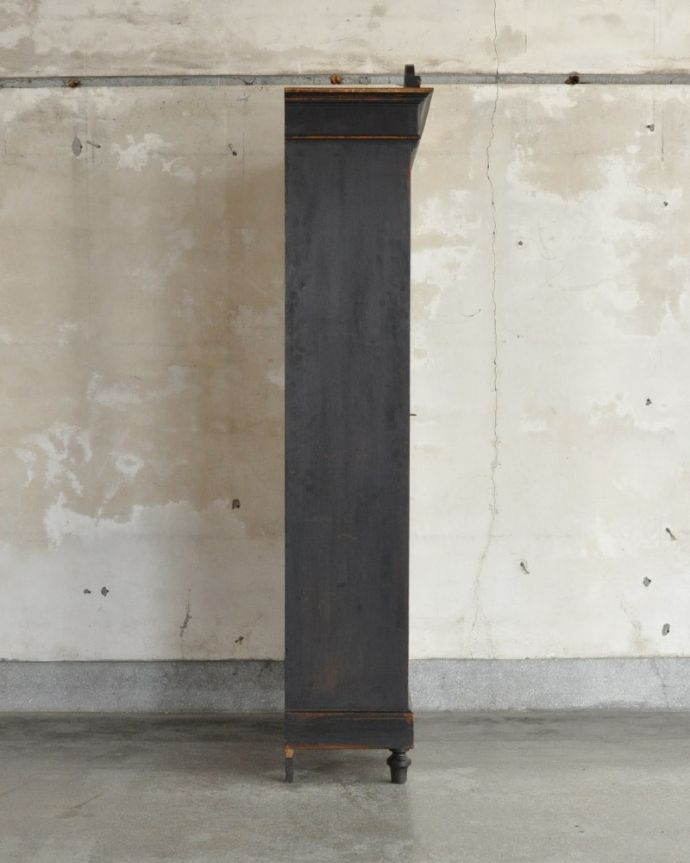 アンティークのキャビネット アンティーク家具 ガラスキャビネット。横から見てもステキもちろん、横から見られることも考えて、しっかり修復してあります。(x-1337-f)