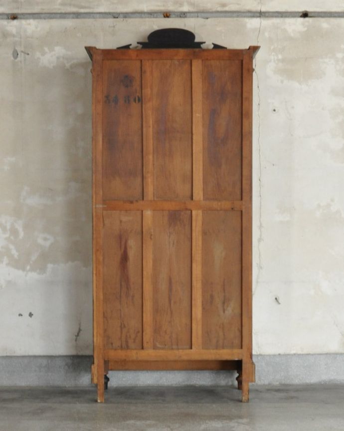 アンティークのキャビネット アンティーク家具 ガラスキャビネット。後ろ姿もキレイですアンティークは新品ではないので、もちろん経年変化によるキズはありますが、専門の職人がキレイにお直しをしているので、後ろ姿までキレイです。(x-1337-f)