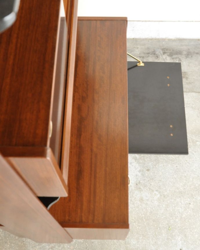 G-PLAN(Gプラン) アンティーク家具 G-PLANのヴィンテージ家具、トラー&ブラック(Tola&Black)のディバインダー。塗装もキレイに仕上げましたヴィンテージの家具は修復方法が様々。(x-1338-f)