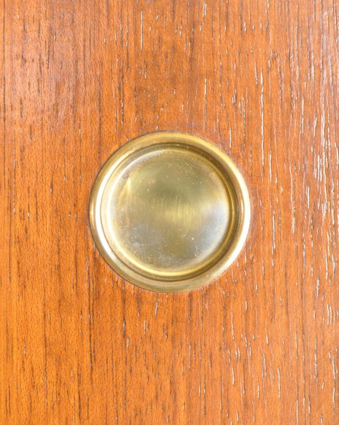 G-PLAN(Gプラン) アンティーク家具 G-PLANのヴィンテージ家具、トラー&ブラック(Tola&Black)のディバインダー。デザインの一部になっていますオシャレな取っ手のデザインは、家具のデザインの一部。(x-1338-f)