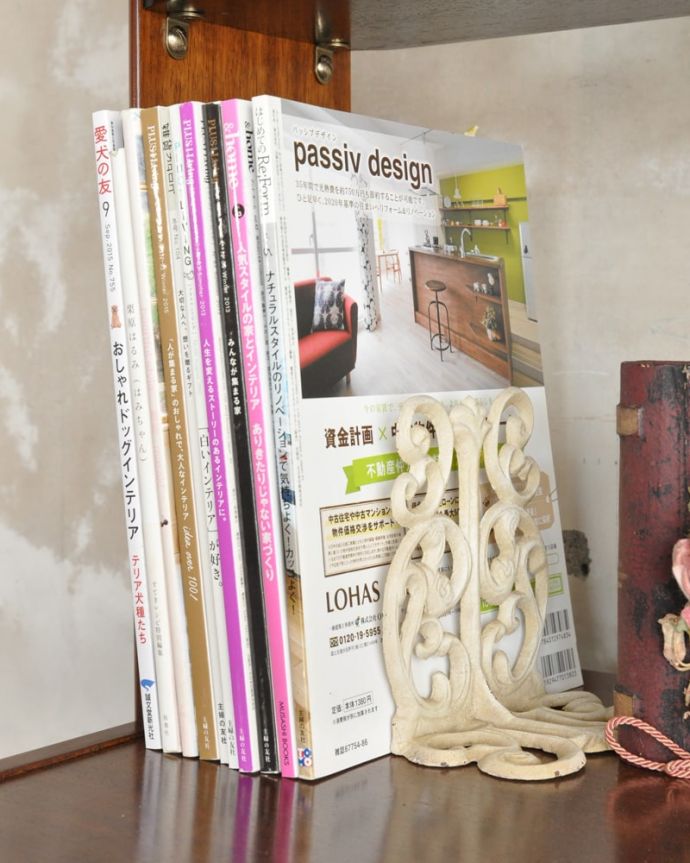 G-PLAN(Gプラン) アンティーク家具 G-PLANのヴィンテージ家具、トラー&ブラック(Tola&Black)のディバインダー。A4サイズの雑誌もたっぷり収納高さがあるので、本棚として雑誌も立てて収納出来ます。(x-1338-f)