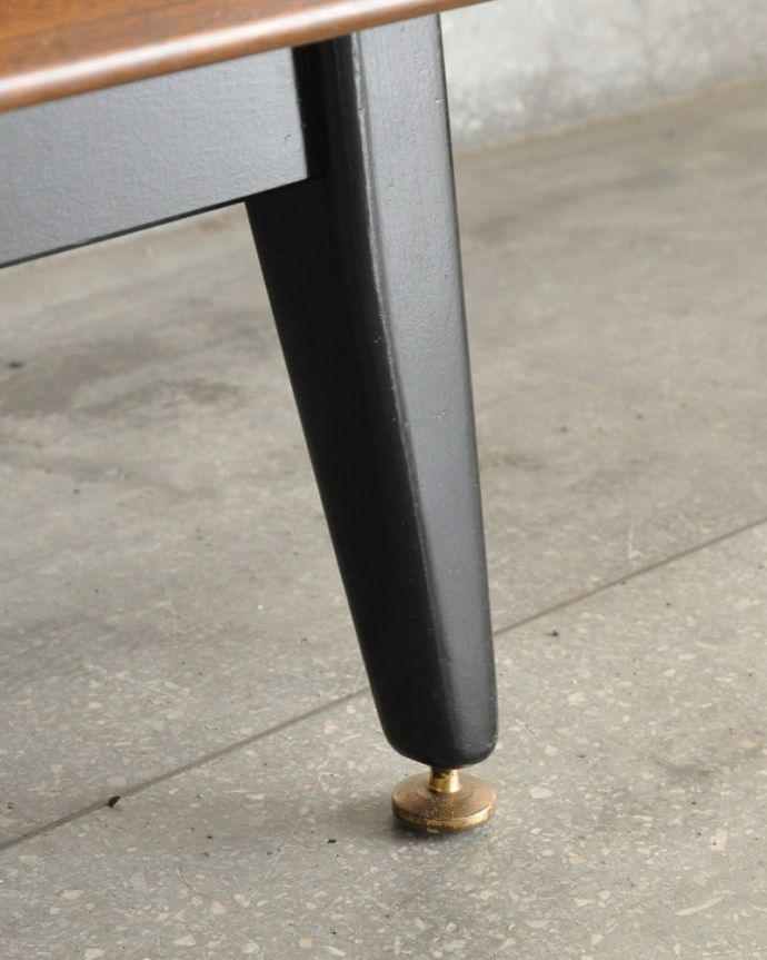 G-PLAN(Gプラン) アンティーク家具 G-PLANのヴィンテージ家具、トラー&ブラック(Tola&Black)のディバインダー。女性1人でラクラク運べちゃうんですHandleのアンティークは、脚の裏にフェルトキーパーをお付けしています。(x-1338-f)