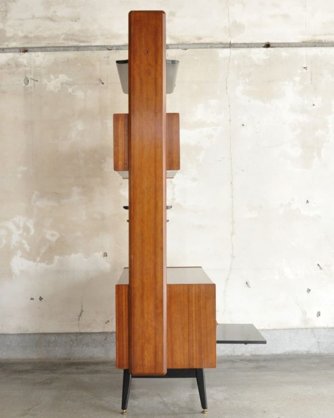 G-PLAN(Gプラン) アンティーク家具 G-PLANのヴィンテージ家具、トラー&ブラック(Tola&Black)のディバインダー。横から見ても素敵なんですもちろん、横から見てもキレイに仕上がっているので、いろんな場所に置いて使って下さい。(x-1338-f)