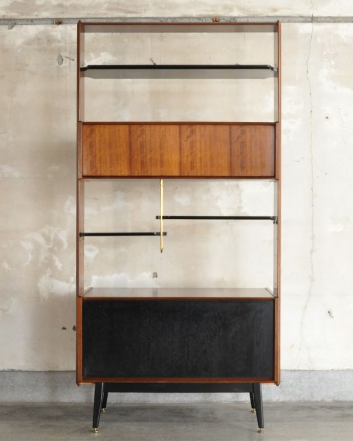 G-PLAN(Gプラン) アンティーク家具 G-PLANのヴィンテージ家具、トラー&ブラック(Tola&Black)のディバインダー。もちろん後ろ姿も自信アリアンティークは新品ではないので、経年変化によるキズはありますが、専門の職人がキレイにお直しをしているので、後ろ姿にも自信があります。(x-1338-f)