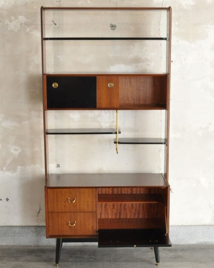 G-PLAN(Gプラン) アンティーク家具 G-PLANのヴィンテージ家具、トラー&ブラック(Tola&Black)のディバインダー。扉の中を開けみると・・・閉じれば見えない扉の中も、もちろん専門の職人がキレイに修復しました。(x-1338-f)