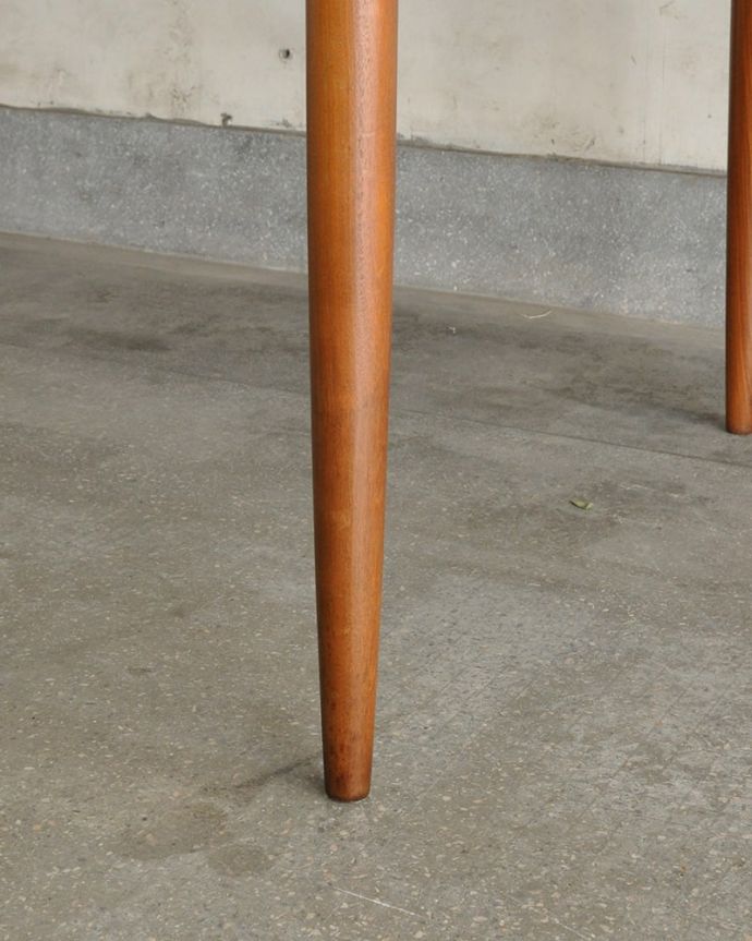 G-PLAN(Gプラン)　アンティーク家具　G-PLANのダイニングテーブル、フレスコの伸長式テーブル。持ち上げなくても移動できます！Handleのアンティークは、脚の裏にフェルトキーパーをお付けしていますので、持ち上げなくても床を滑らせて移動させることが出来ます。(x-1339-f)