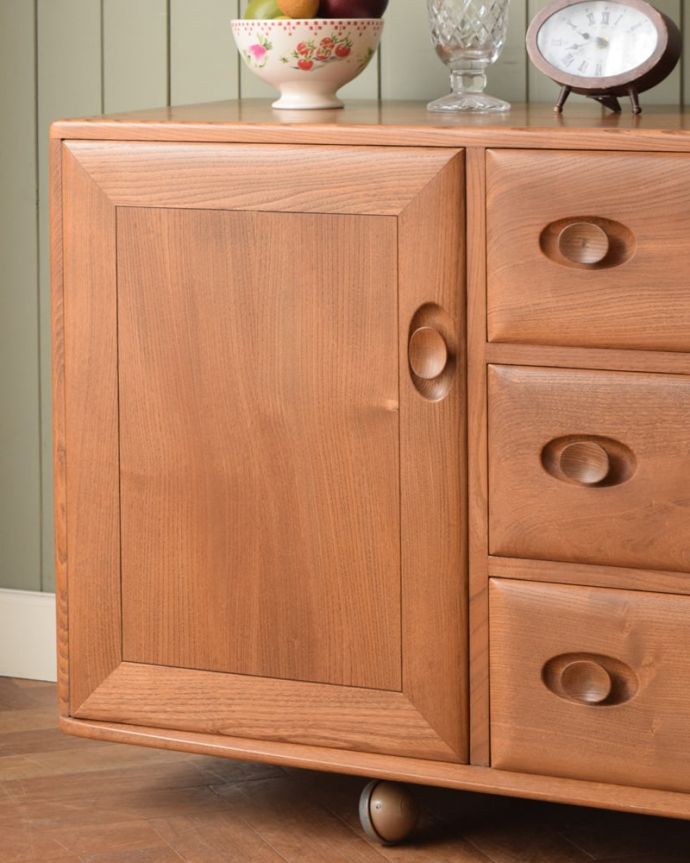 アーコールの家具　アンティーク家具　サイドボード　アーコール。ヴィンテージ家具らしいあたたかさ。(x-1340-f)