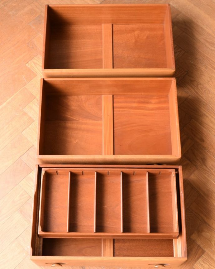 アーコールの家具　アンティーク家具　サイドボード　アーコール。キレイにお直ししました引き出しの中も修復の際、専門の職人がキレイにしました。(x-1340-f)