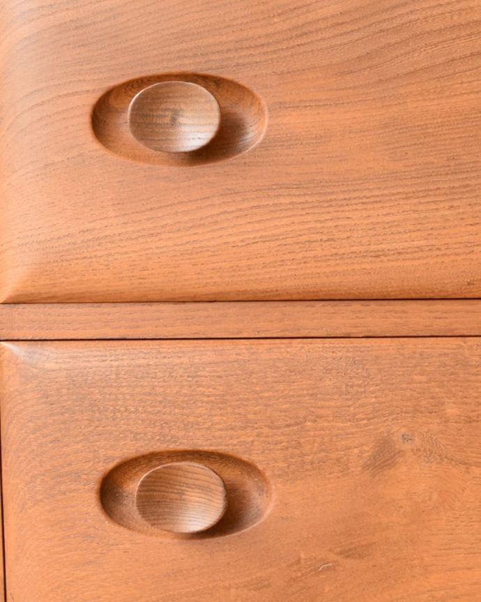 アーコールの家具　アンティーク家具　サイドボード　アーコール。デザインの一部になっている取っ手取っ手のデザインもシンプルかつ機能的に。(x-1340-f)