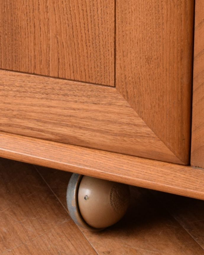 アーコールの家具　アンティーク家具　ERCOL社のヴィンテージ家具、北欧の老舗メーカーアーコールのサイドボード　ちゃんと動きます脚先にはキャスターが。(x-1340-f)