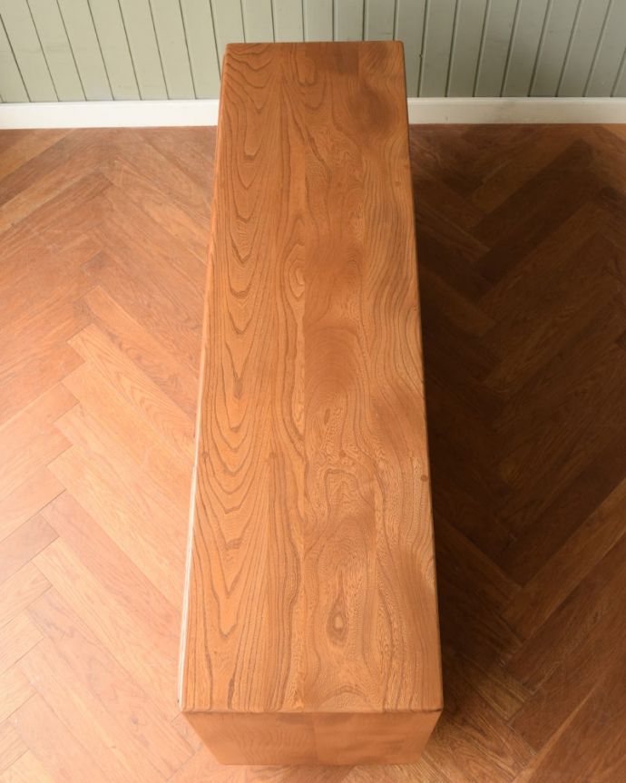 アーコールの家具　アンティーク家具　サイドボード　アーコール。天板の塗装もキレイに仕上げましたヴィンテージの家具は修復方法が様々。(x-1340-f)