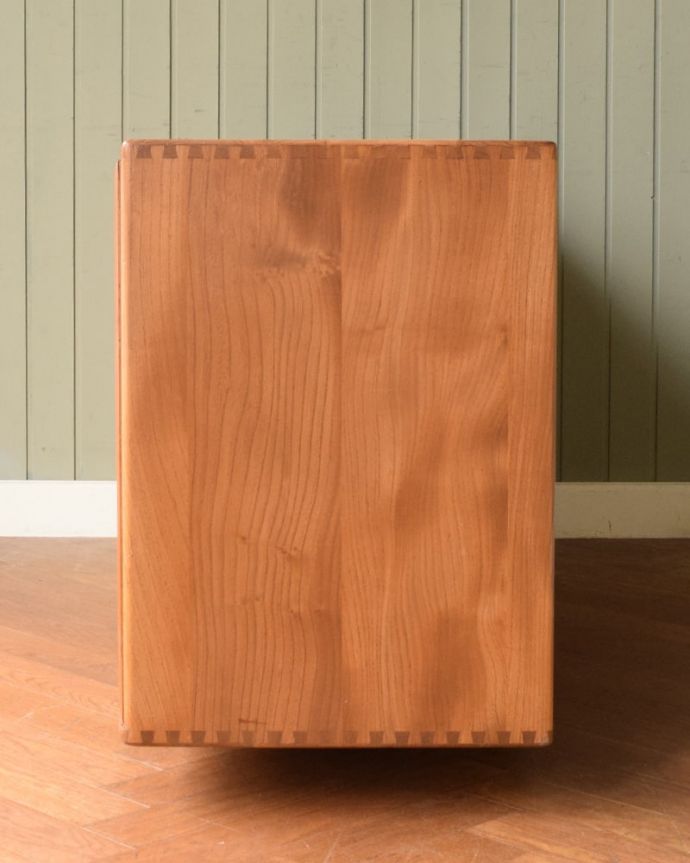 アーコールの家具　アンティーク家具　サイドボード　アーコール。横から見てもスッキリどこから見てもスッキリとしてステキなヴィンテージ。(x-1340-f)