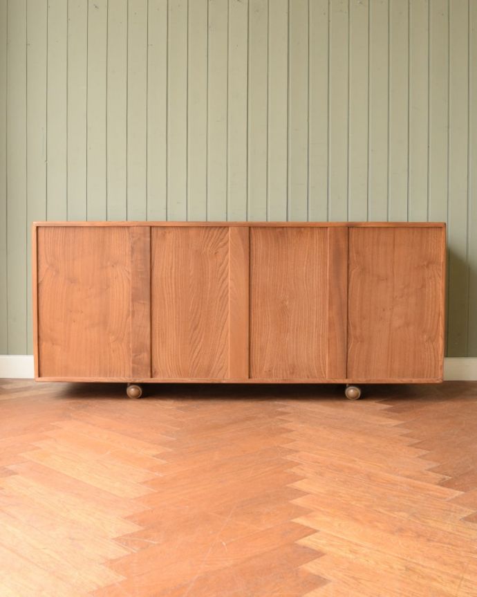 アーコールの家具　アンティーク家具　サイドボード　アーコール。もちろん後ろ姿もキレイですビンテージは新品ではないので、もちろん経年変化によるキズはあります。(x-1340-f)