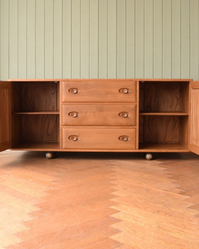 アーコールの家具　アンティーク家具　サイドボード　アーコール。扉の奥はたっぷり収納扉を開けると、中にはたっぷりの収納。(x-1340-f)