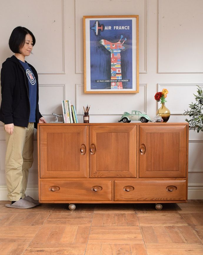 アーコールの家具　アンティーク家具　ERCOL社のヴィンテージサイドボード、北欧の老舗メーカー、アーコールの家具。人気のヒミツは北欧スタイルのデザインやっぱりスッキリとカッコイイ北欧デザインが人気のサイドボード。(x-1341-f)