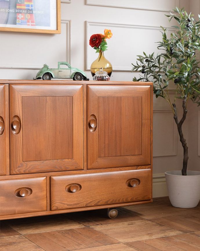 アーコールの家具　アンティーク家具　ERCOL社のヴィンテージサイドボード、北欧の老舗メーカー、アーコールの家具。ヴィンテージ家具らしいあたたかさ。(x-1341-f)