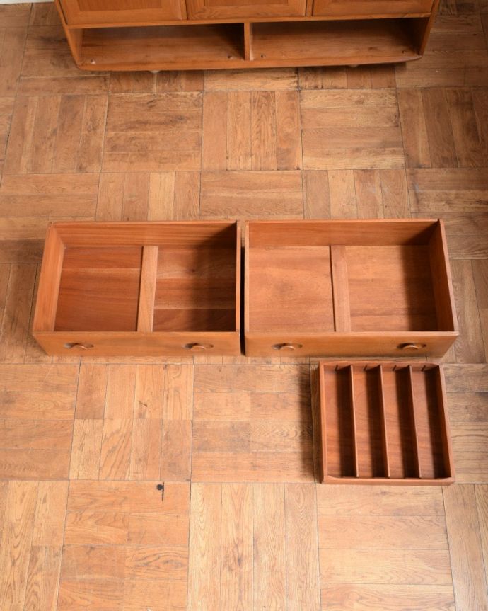 アーコールの家具　アンティーク家具　ERCOL社のヴィンテージサイドボード、北欧の老舗メーカー、アーコールの家具。キレイにお直ししました引き出しの中も修復の際、専門の職人がキレイにしました。(x-1341-f)