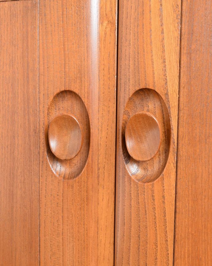 アーコールの家具　アンティーク家具　ERCOL社のヴィンテージサイドボード、北欧の老舗メーカー、アーコールの家具。デザインの一部になっている取っ手取っ手のデザインもシンプルかつ機能的に。(x-1341-f)