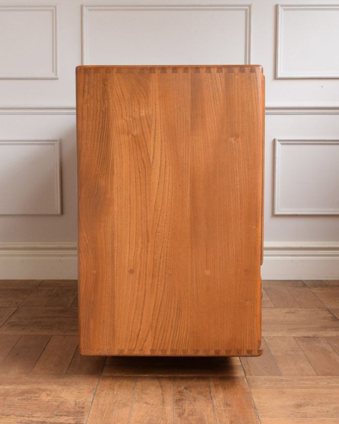 アーコールの家具　アンティーク家具　ERCOL社のヴィンテージサイドボード、北欧の老舗メーカー、アーコールの家具。横から見てもスッキリどこから見てもスッキリとしてステキなヴィンテージ。(x-1341-f)