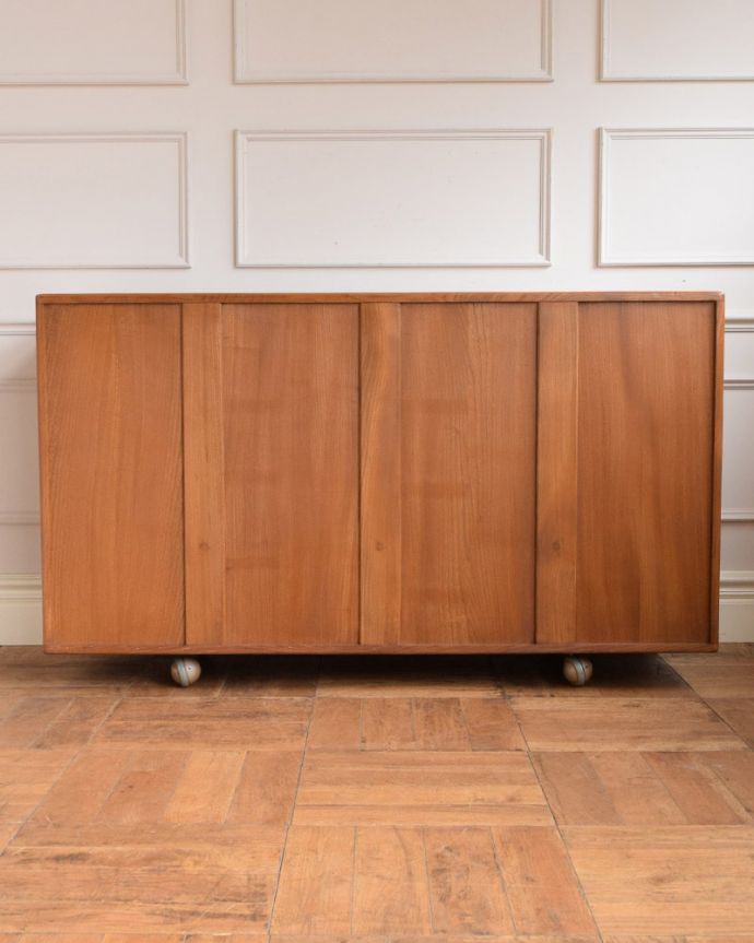 アーコールの家具　アンティーク家具　ERCOL社のヴィンテージサイドボード、北欧の老舗メーカー、アーコールの家具。もちろん後ろ姿もキレイですビンテージは新品ではないので、もちろん経年変化によるキズはあります。(x-1341-f)