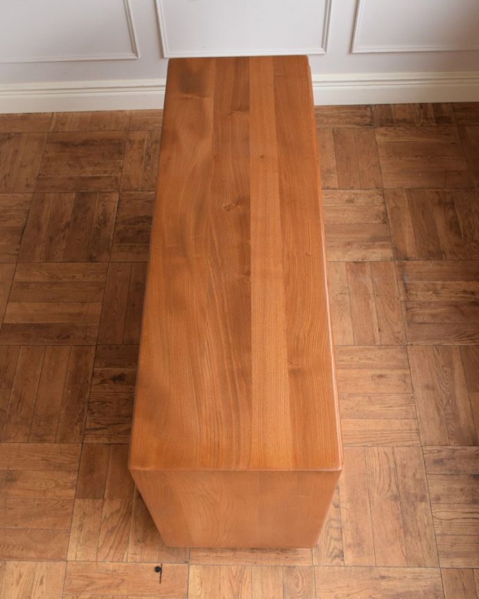 アーコールの家具　アンティーク家具　ERCOL社のヴィンテージサイドボード、北欧の老舗メーカー、アーコールの家具。天板の塗装もキレイに仕上げましたヴィンテージの家具は修復方法が様々。(x-1341-f)