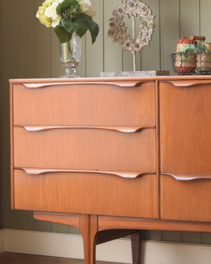 アンティークのキャビネット　アンティーク家具　北欧スタイルのビンテージ家具、カッコいいデザインのサイドボード。ヴィンテージ家具らしいあたたかさ。(x-1342-f)