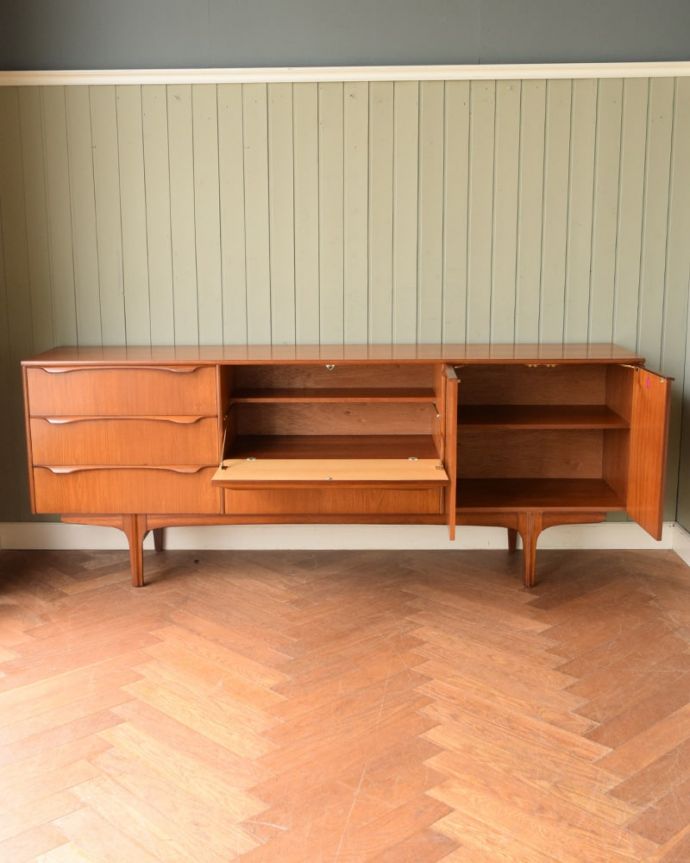 アンティークのキャビネット　アンティーク家具　北欧スタイルのビンテージ家具、カッコいいデザインのサイドボード。扉の奥はたっぷり収納扉を開けると、中にはたっぷりの収納。(x-1342-f)