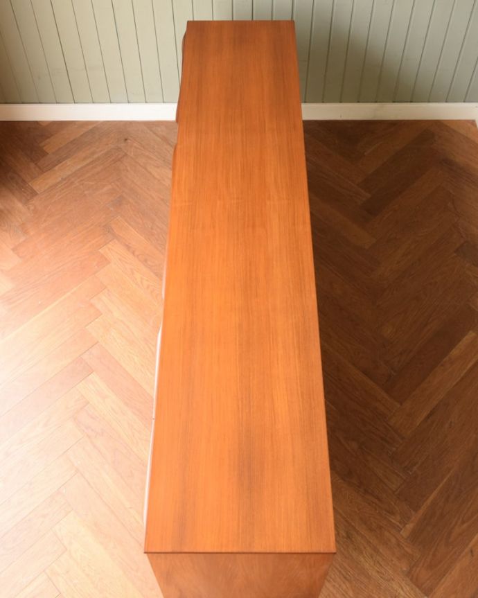 アンティークのキャビネット　アンティーク家具　北欧スタイルのビンテージ家具、カッコいいデザインのサイドボード。天板の塗装もキレイに仕上げましたヴィンテージの家具は修復方法が様々。(x-1342-f)