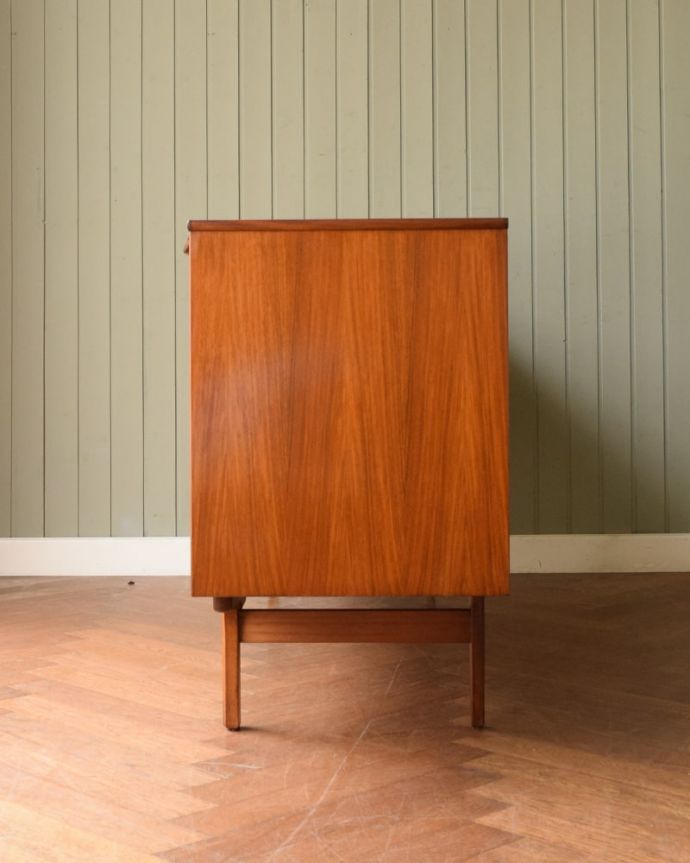 アンティークのキャビネット　アンティーク家具　北欧スタイルのビンテージ家具、カッコいいデザインのサイドボード。横から見てもスッキリどこから見てもスッキリとしてステキなヴィンテージ。(x-1342-f)