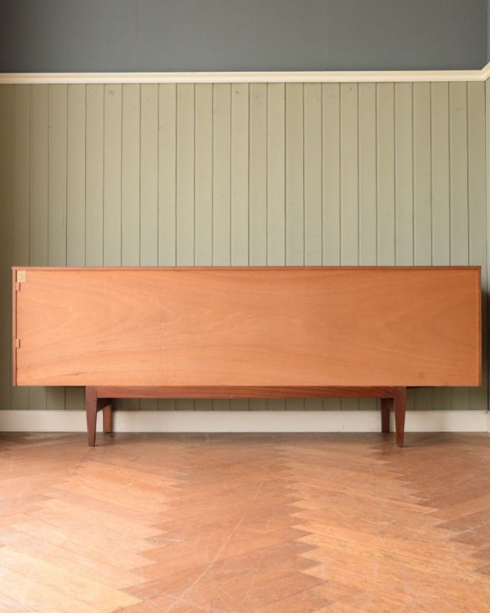 アンティークのキャビネット　アンティーク家具　北欧スタイルのビンテージ家具、カッコいいデザインのサイドボード。もちろん後ろ姿もキレイですビンテージは新品ではないので、もちろん経年変化によるキズはあります。(x-1342-f)