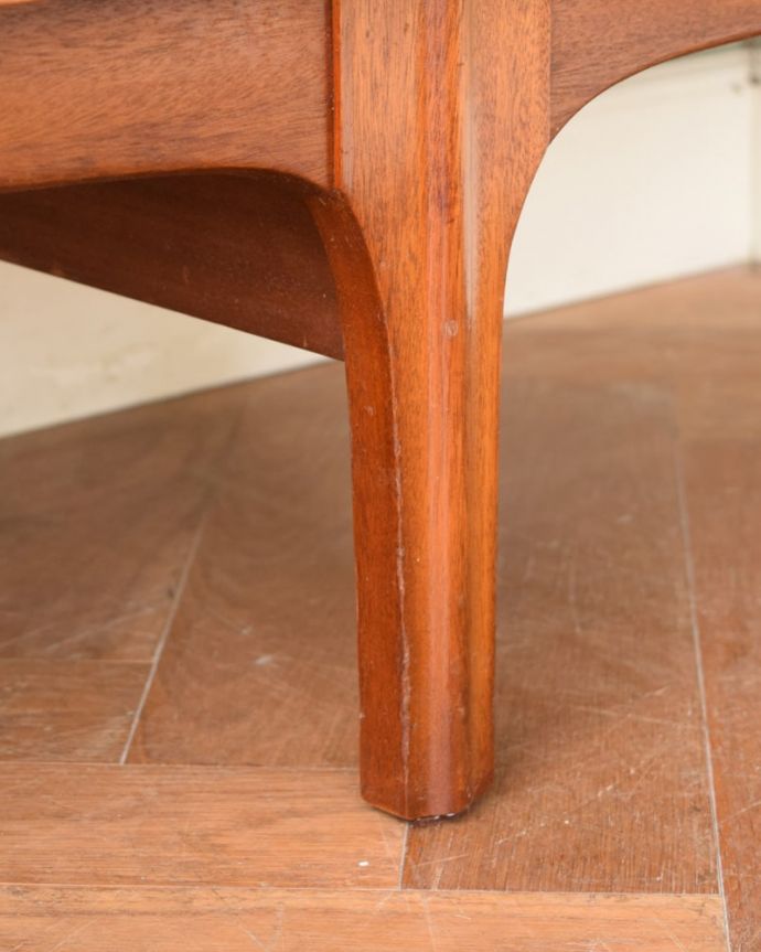 アンティークのキャビネット　アンティーク家具　北欧スタイルのビンテージ家具、カッコいいデザインのサイドボード。スッキリとした脚の裏には…Handleの家具の脚裏にはフェルトキーパーをお付けしています。(x-1342-f)