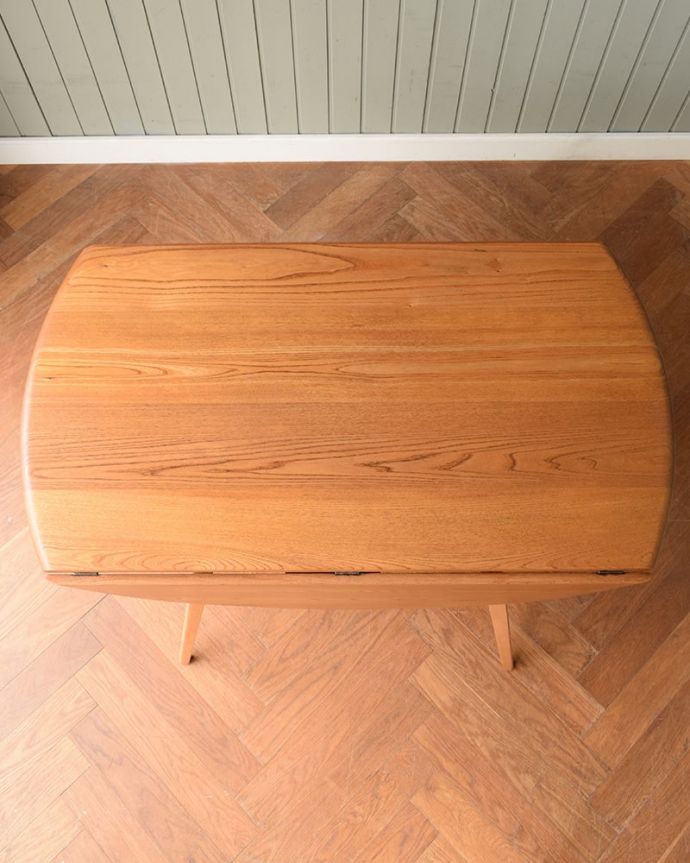 アーコールの家具　アンティーク家具　ERCOL社のヴィンテージ家具、北欧の老舗メーカーのドロップリーフテーブル。畳むとこんなにスリムなサイズリーフを閉じた状態のテーブルを上から見るとこんな感じ。(x-1343-f)