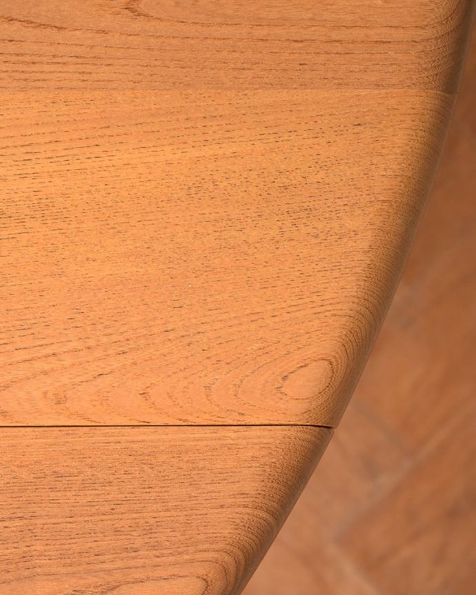 アーコールの家具　アンティーク家具　ERCOL社のヴィンテージ家具、北欧の老舗メーカーのドロップリーフテーブル。近づいてみるとこんな感じです。(x-1343-f)