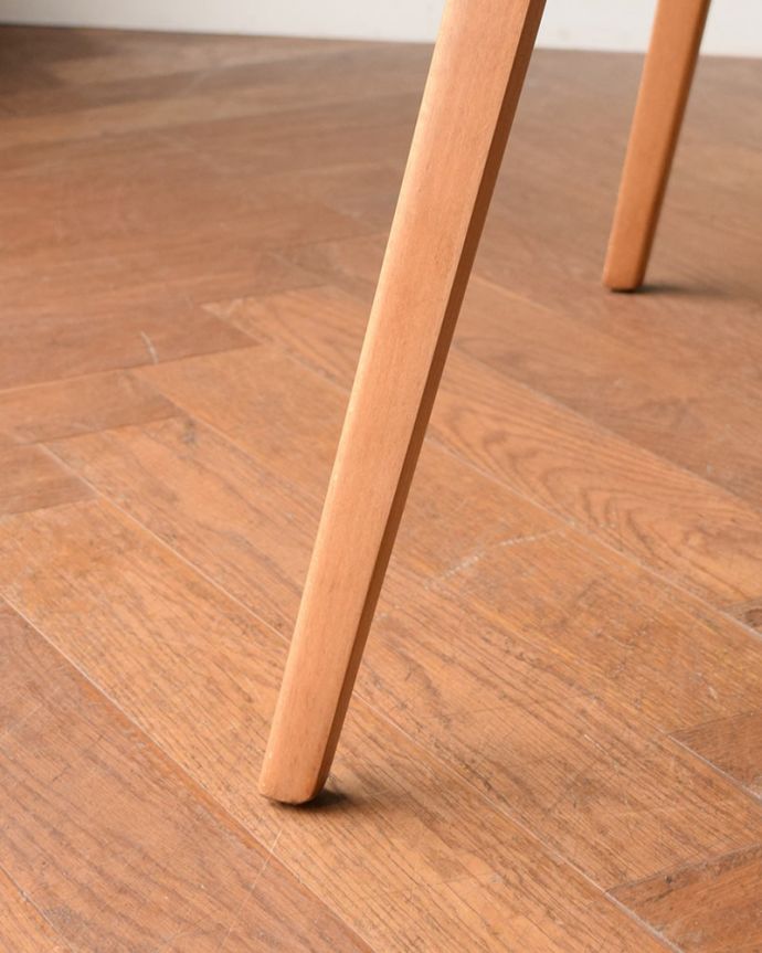 アーコールの家具　アンティーク家具　ERCOL社のヴィンテージ家具、北欧の老舗メーカーのドロップリーフテーブル。持ち上げなくても移動できます！Handleのアンティークは、脚の裏にフェルトキーパーをお付けしていますので、持ち上げなくても床を滑らせて移動させることが出来ます。(x-1343-f)