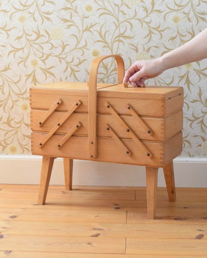 アンティークのソーイングボックス