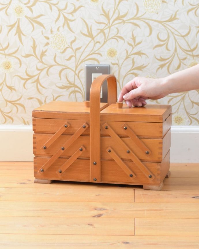 ソーイングボックス　アンティーク家具　ソーイングボックス。女性のためのお裁縫箱今も昔も、女性だったら必ず持っているアンティークのソーイングボックス。(x-1346-f)