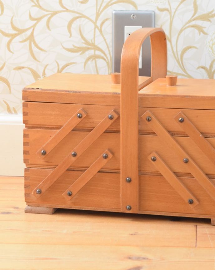 ソーイングボックス　アンティーク家具　ソーイングボックス。持ち運びもラクラクです持ち手が付いているので移動もラクラクです。(x-1346-f)