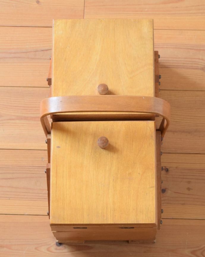 ソーイングボックス　アンティーク家具　ソーイングボックス。上から見ると･･･キレイに修復しましたが、アンティークは新品ではないので経年変化による傷がある場合があります。(x-1346-f)