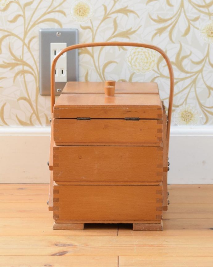 ソーイングボックス　アンティーク家具　ソーイングボックス。横から見ると･･･グルッと360度、どの角度から見てもキレイに仕上げました。(x-1346-f)