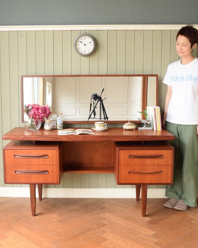 G-PLAN(Gプラン)　アンティーク家具　G-PLANのフレスコシリーズ、デスクにもおススメのヴィンテージドレッサー。クールに決まる北欧スタイルのドレッサースッキリとシンプルな北欧スタイルのドレッシングチェストは、どんなお部屋にもカッコよく似合います。(x-1347-f)