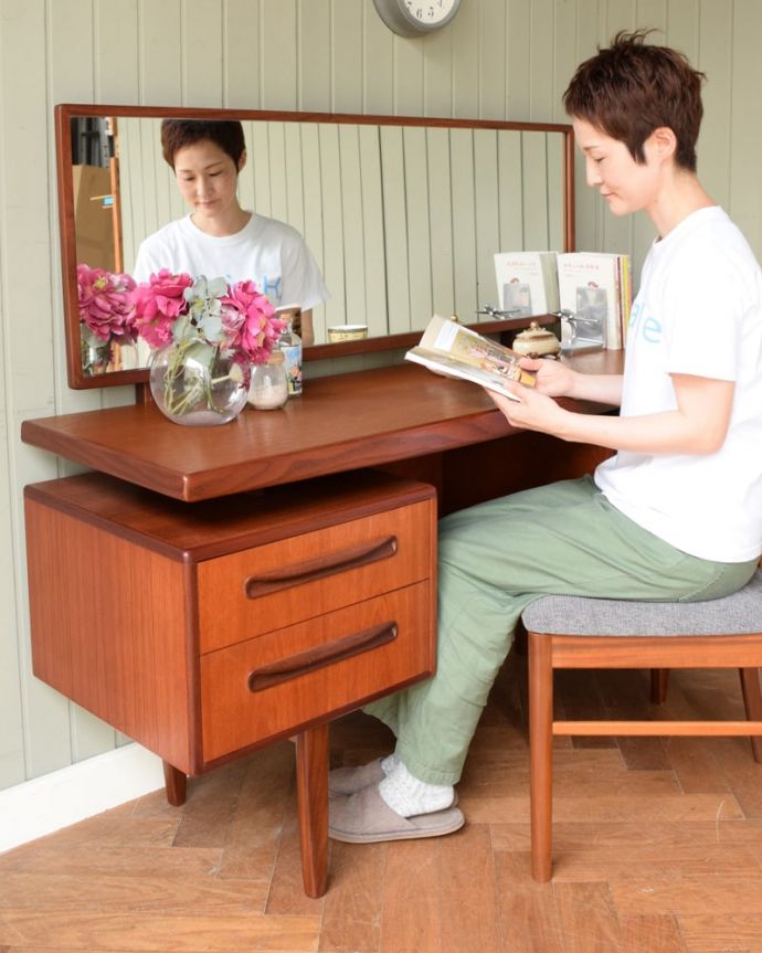 G-PLAN(Gプラン)　アンティーク家具　G-PLANのフレスコシリーズ、デスクにもおススメのヴィンテージドレッサー。2WAYで使える便利なドレッサー大きくて広々としている天板は、ドレッサーとして使うだけじゃなくてデスクとしても大活躍。(x-1347-f)