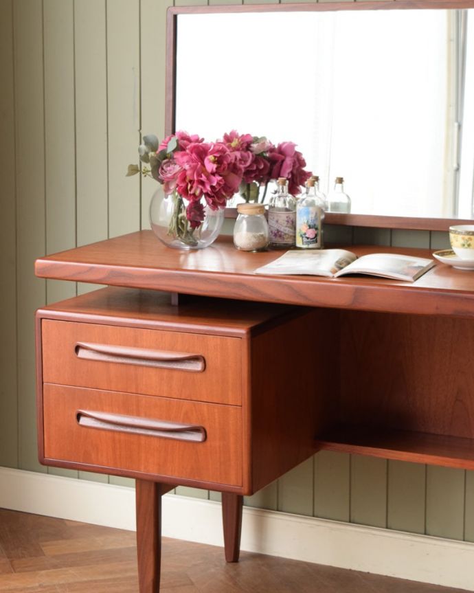 G-PLAN(Gプラン)　アンティーク家具　G-PLANのフレスコシリーズ、デスクにもおススメのヴィンテージドレッサー。ヴィンテージ家具らしいカッコよさやっぱり一番の魅力は、この時代に作られた独特の雰囲気。(x-1347-f)