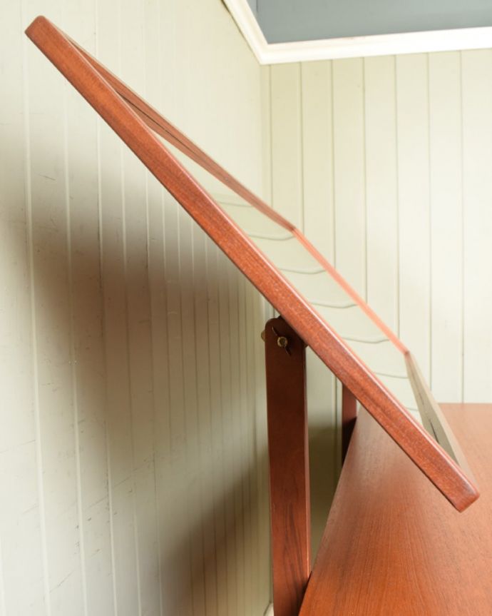 G-PLAN(Gプラン)　アンティーク家具　G-PLANのフレスコシリーズ、デスクにもおススメのヴィンテージドレッサー。お部屋を広く見せてくれる大きなミラー大きなミラーは身だしなみを整えるのはもちろん、お部屋を広く見せてくれる効果もあります。(x-1347-f)